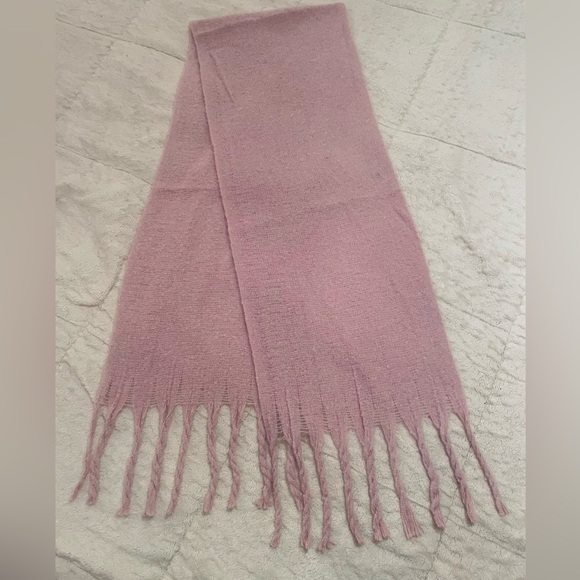🌸🎀 Soft Pink Knit Scarf with Fringe - Picture 2 of 5